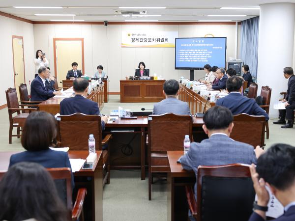 제393회 임시회 경제관광위원회 회의 첨부이미지 : 25년09월09일 제393회 임시회 경제관광위원회 회의 (5).jpg