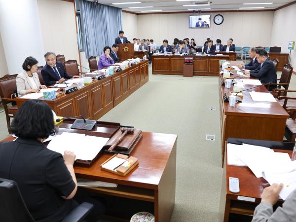 제393회 임시회 경제관광위원회 회의 첨부이미지 : 25년09월09일 제393회 임시회 경제관광위원회 회의 (20).jpg