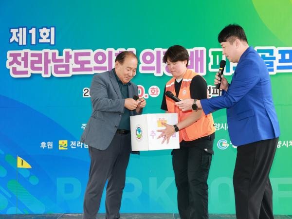 제1회 전라남도의회의장배 파크골프대회 첨부이미지 : 25년09월30일 제1회 전라남도의회의장배 파크골프대회 - 022.jpg
