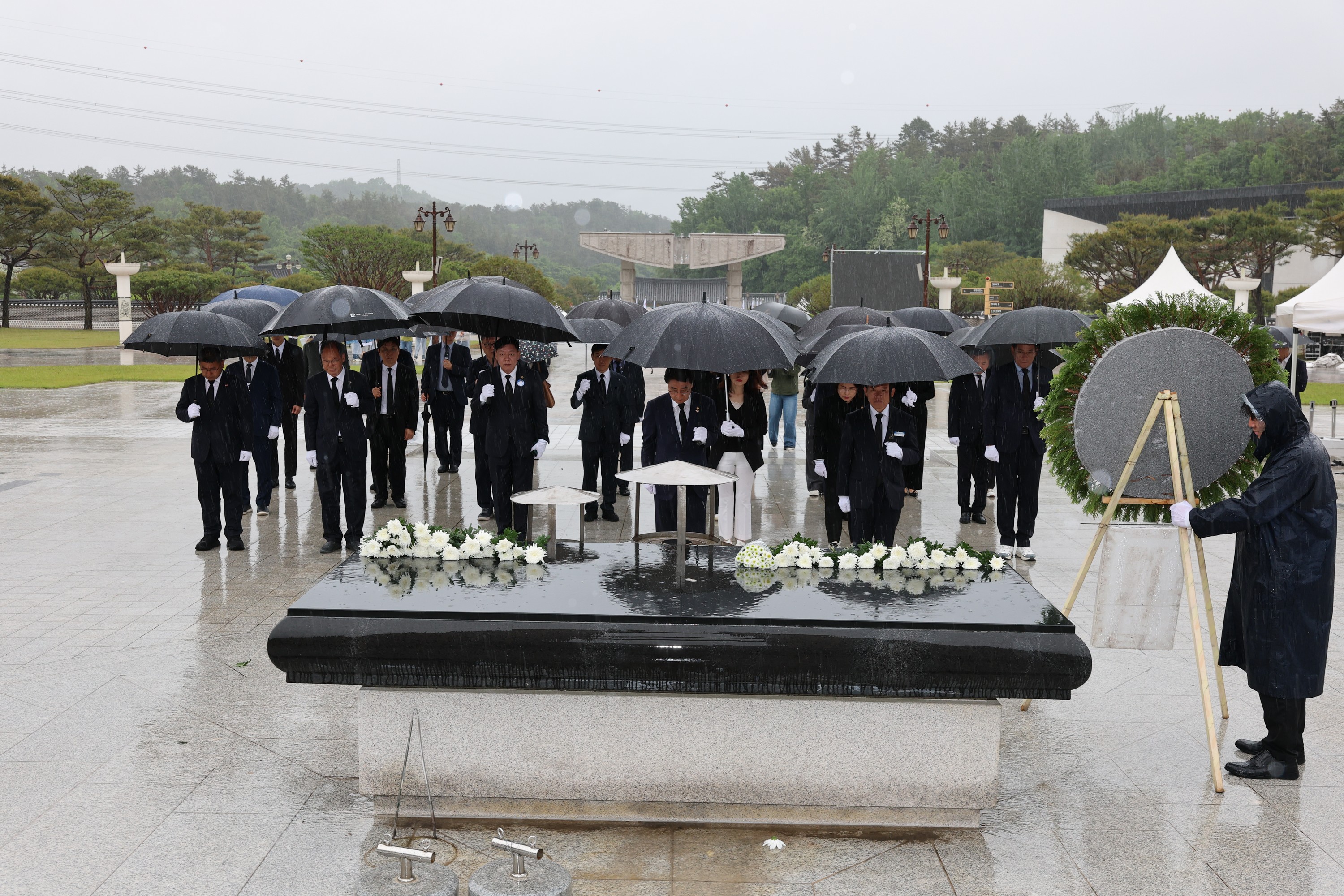 제45주년 5·18민주화운동기념 합동 참배 첨부이미지 : 25년05월16일 제45주년 5.18민주화운동 기념 합동참배 - 025.jpg