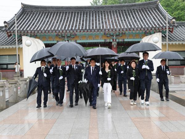 제45주년 5·18민주화운동기념 합동 참배 첨부이미지 : 25년05월16일 제45주년 5.18민주화운동 기념 합동참배 - 006.jpg
