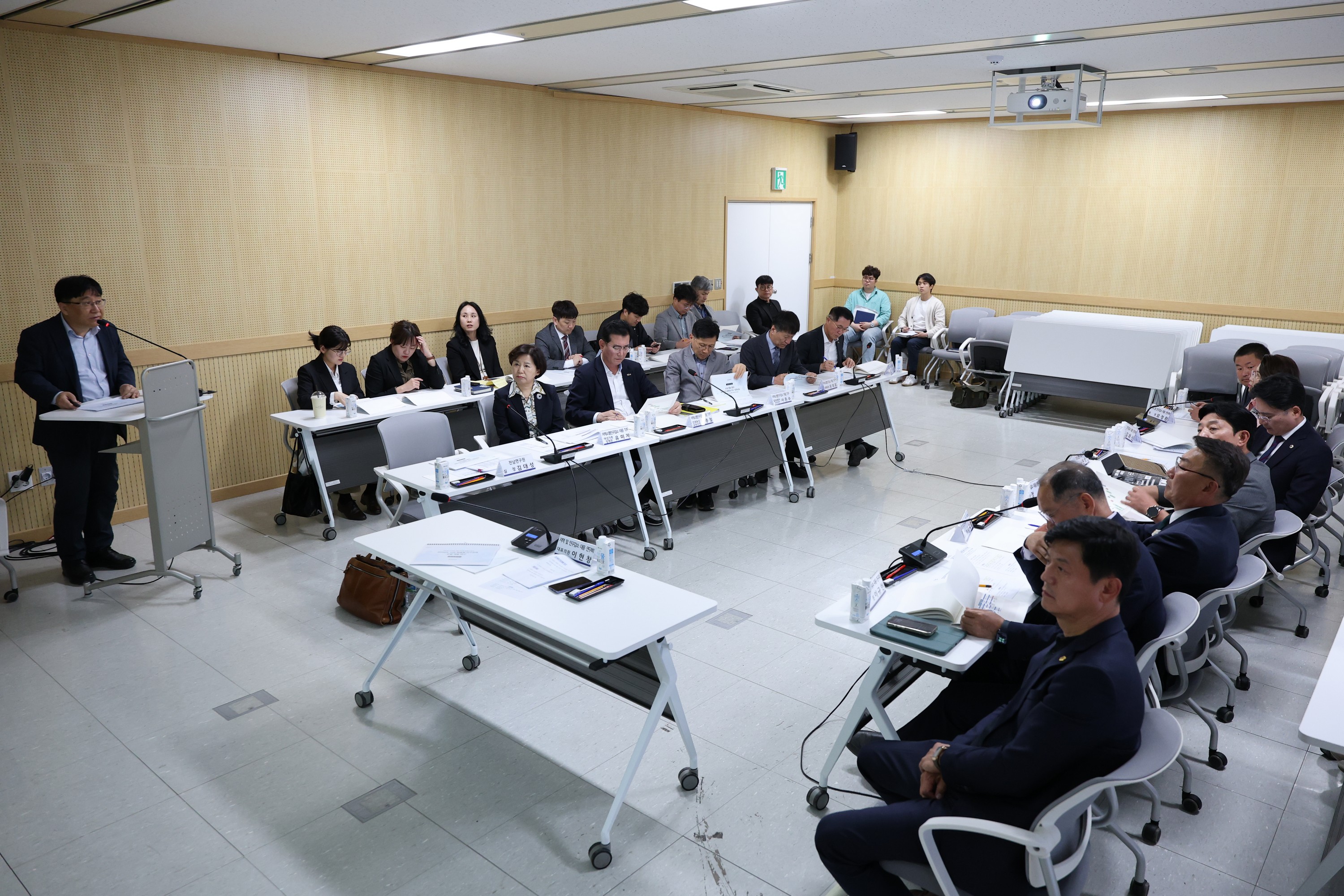 지역 및 인구감소 대응 연구회 정책연구용역 착수보고회 첨부이미지 : 25년05월08일 지역 및 인구감소 대응 연구회 정책연구용역 착수보고회 - 007.jpg