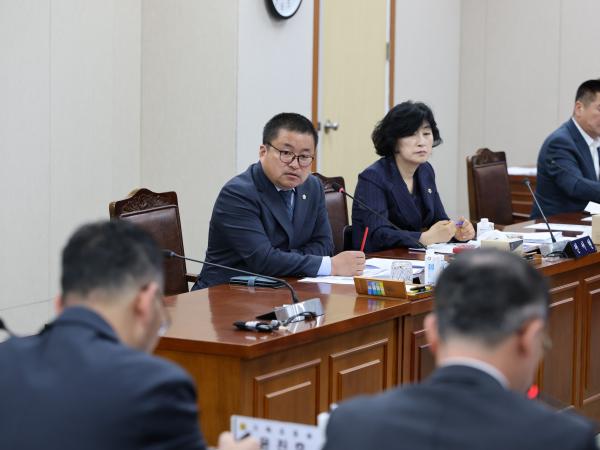 제390회 임시회 기획행정위원회 회의 첨부이미지 : 25년05월08일 제390회 임시회 기획행정위원회 회의 - 045.jpg