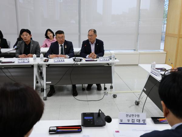지역 및 인구감소 대응 연구회 정책연구용역 착수보고회 첨부이미지 : 25년05월08일 지역 및 인구감소 대응 연구회 정책연구용역 착수보고회 - 018.jpg