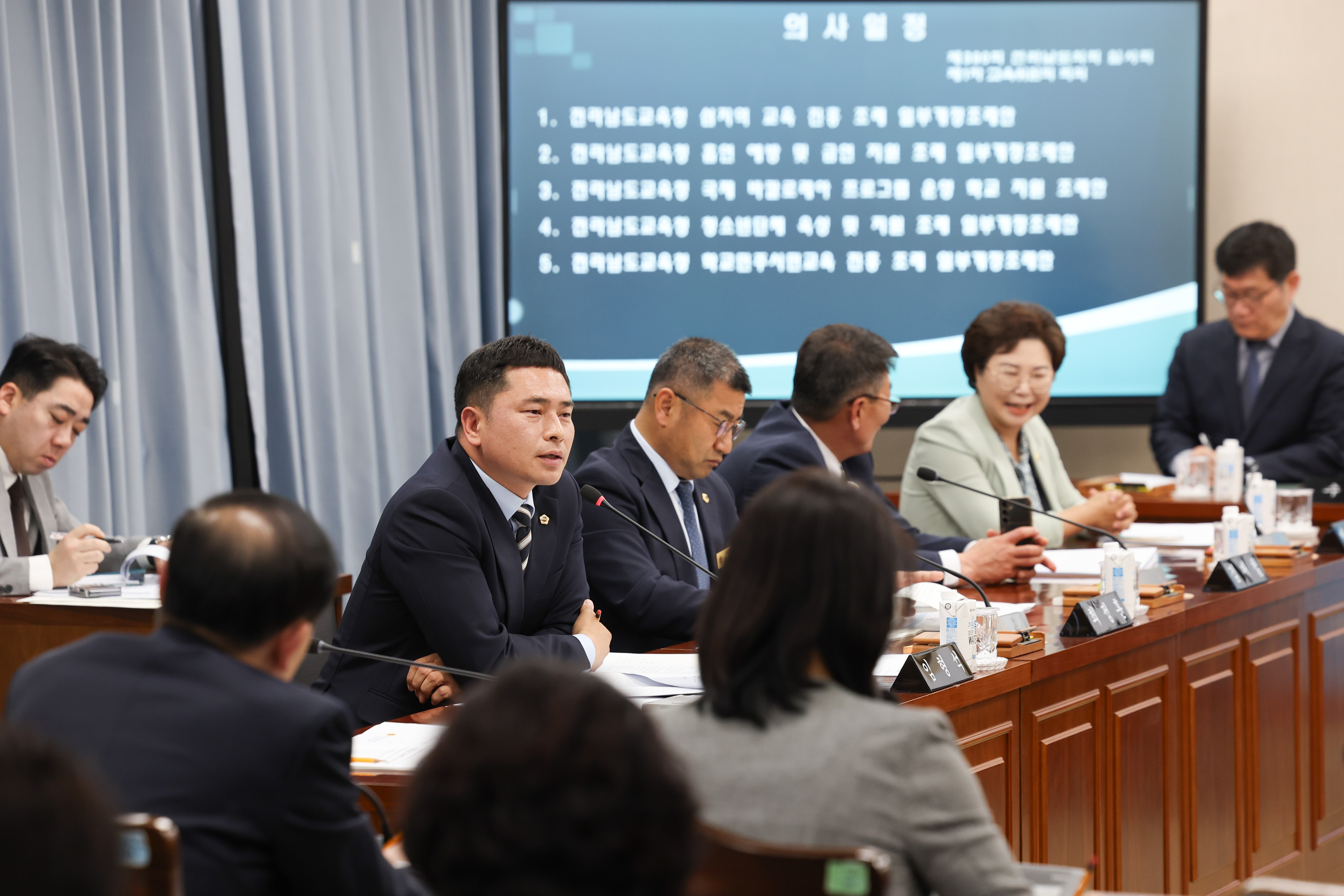제390회 임시회 교육위원회 회의 첨부이미지 : 25년04월30일 제390회 임시회 교육위원회 회의 (21).jpg