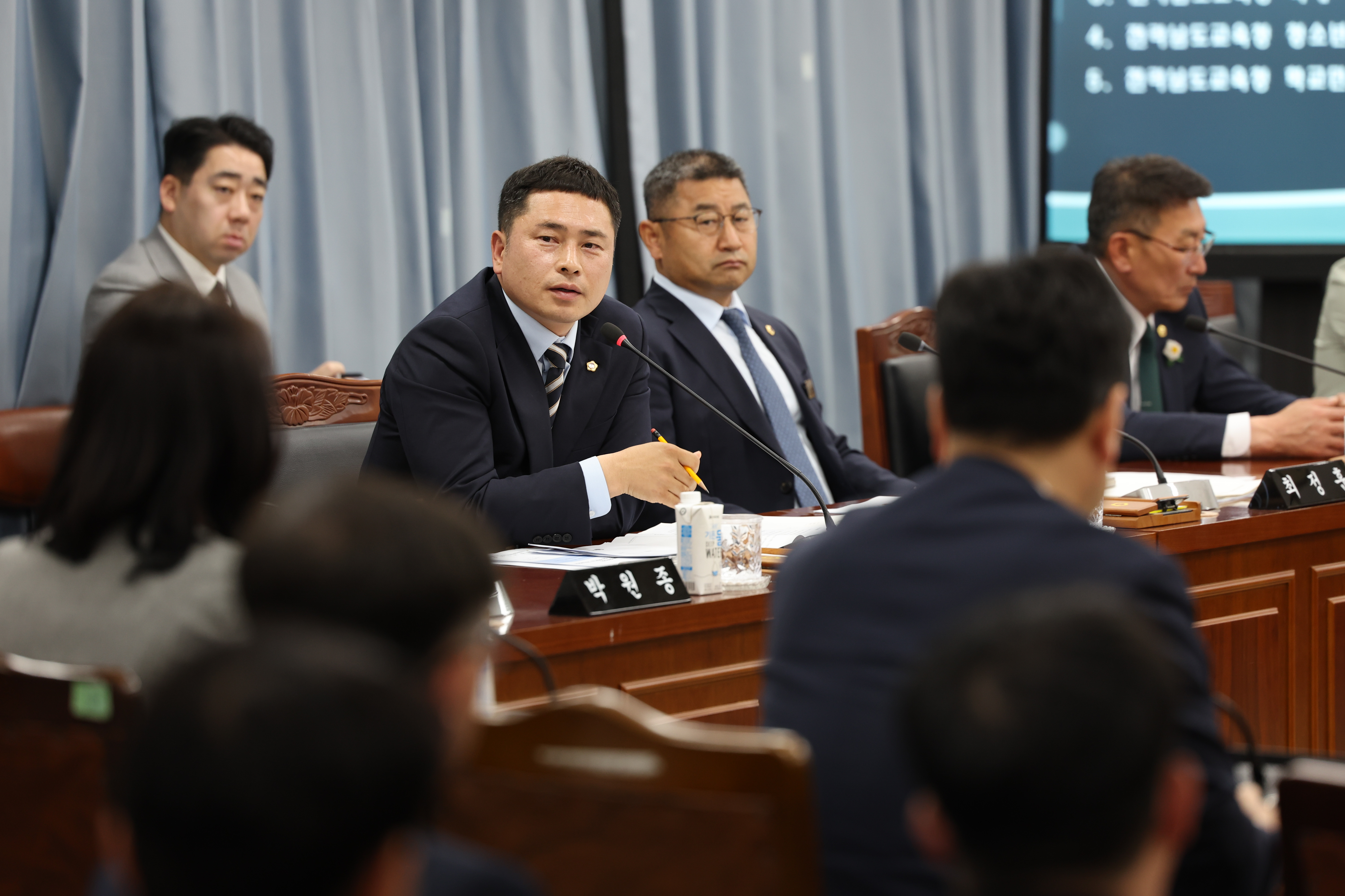 제390회 임시회 교육위원회 회의 첨부이미지 : 25년04월30일 제390회 임시회 교육위원회 회의 (24).jpg