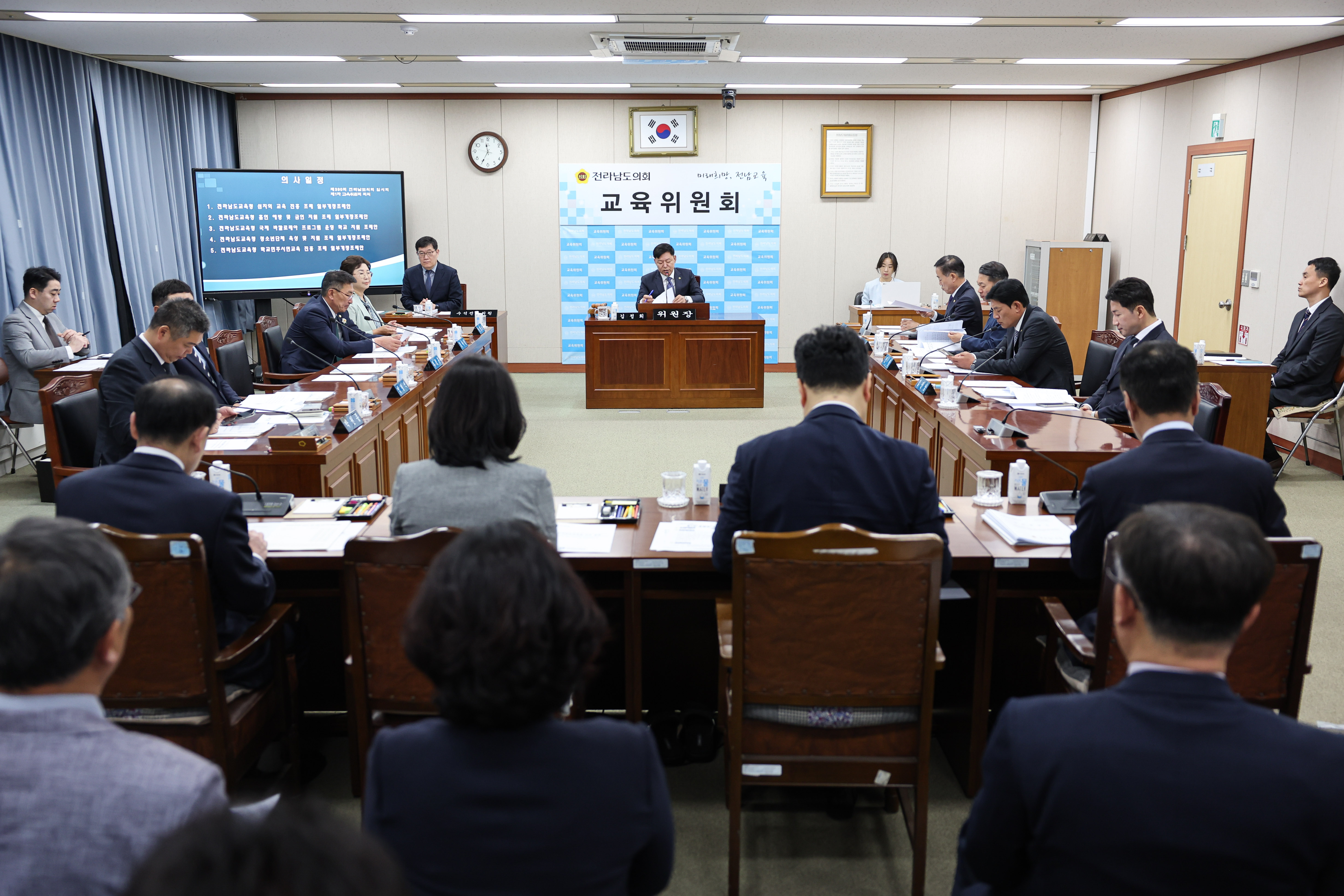 제390회 임시회 교육위원회 회의 첨부이미지 : 25년04월30일 제390회 임시회 교육위원회 회의 (27).jpg
