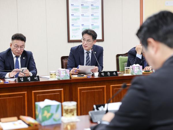 제390회 임시회 보건복지환경위원회 회의 첨부이미지 : 25년04월30월 제390회 임시회 보건복지환경위원회 회의 (20).jpg