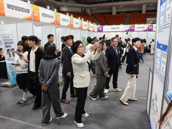 2025 상반기 전남일자리 박람회 첨부이미지 : 25년04월30일 2025 상반기 전남일자리 박람회 (19).jpg