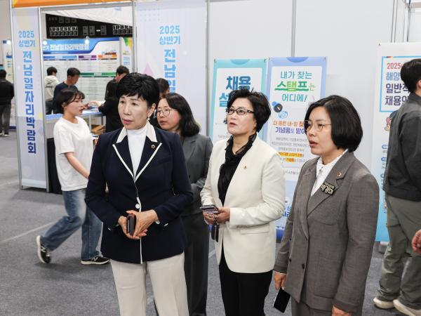 2025 상반기 전남일자리 박람회 첨부이미지 : 25년04월30일 2025 상반기 전남일자리 박람회 (16).jpg