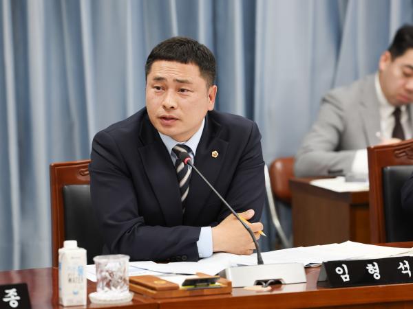 제390회 임시회 교육위원회 회의 첨부이미지 : 25년04월30일 제390회 임시회 교육위원회 회의 (20).jpg