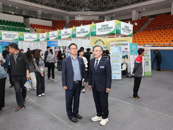 2025 상반기 전남일자리 박람회 첨부이미지 : 25년04월30일 2025 상반기 전남일자리 박람회 (14).jpg
