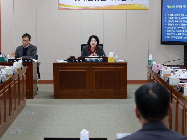 제388회 임시회 경제관광문화위원회 회의 첨부이미지 : 25년03월11일 제388회 임시회 경제관광문화위원회 회의 - 035.jpg