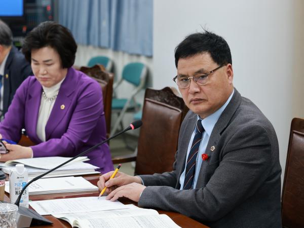 제388회 임시회 경제관광문화위원회 회의 첨부이미지 : 25년03월11일 제388회 임시회 경제관광문화위원회 회의 - 010.jpg