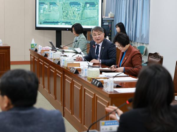 제388회 임시회 경제관광문화위원회 회의 첨부이미지 : 25년03월17일 제388회 경제관광문화위원회 회의  - 024.jpg