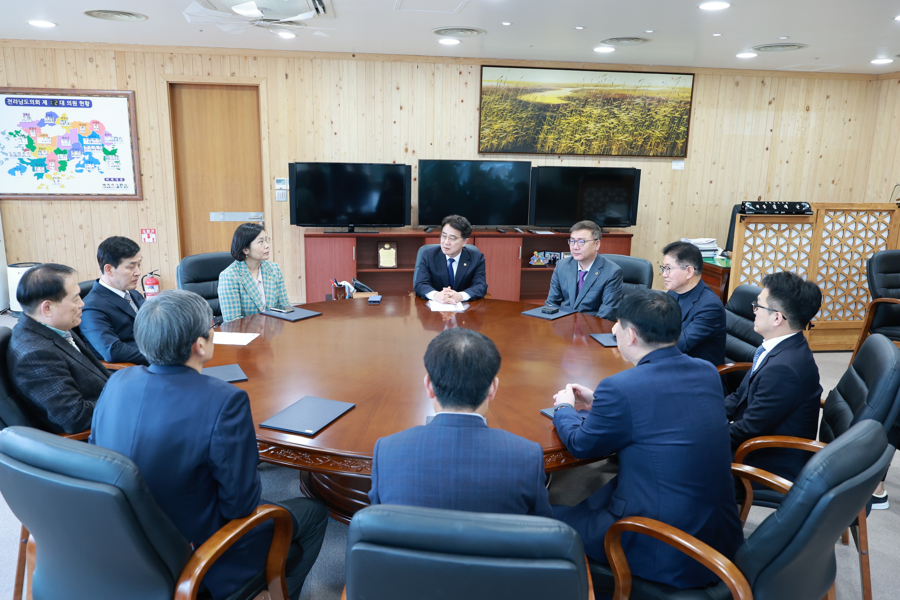 2024회계연도 결산검사위원 위촉장 수여식 첨부이미지 : 25년03월19일 2024회계연도 결산검사위원 위촉장 수여식 - 026.jpg