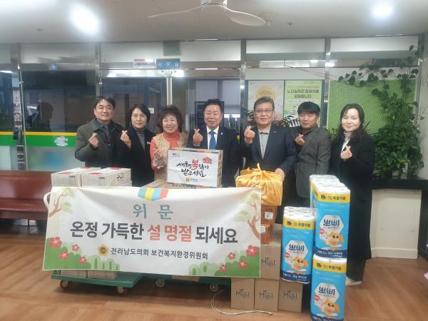 260209 임지락 의원 설 명절 앞두고 노인요양시설 찾아 명절 인사 전해1 2