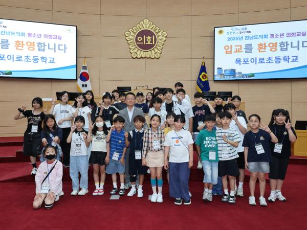 25년 6월 12일(완도 노화초, 목포이로초) 첨부이미지 : 25년06월12일 완도 노화초_ 목포 이로초 청소년 의회교실 (3).jpg